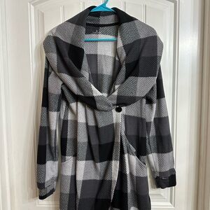 Cuddl Duds Black and Gray Cape with Geometric Pattern